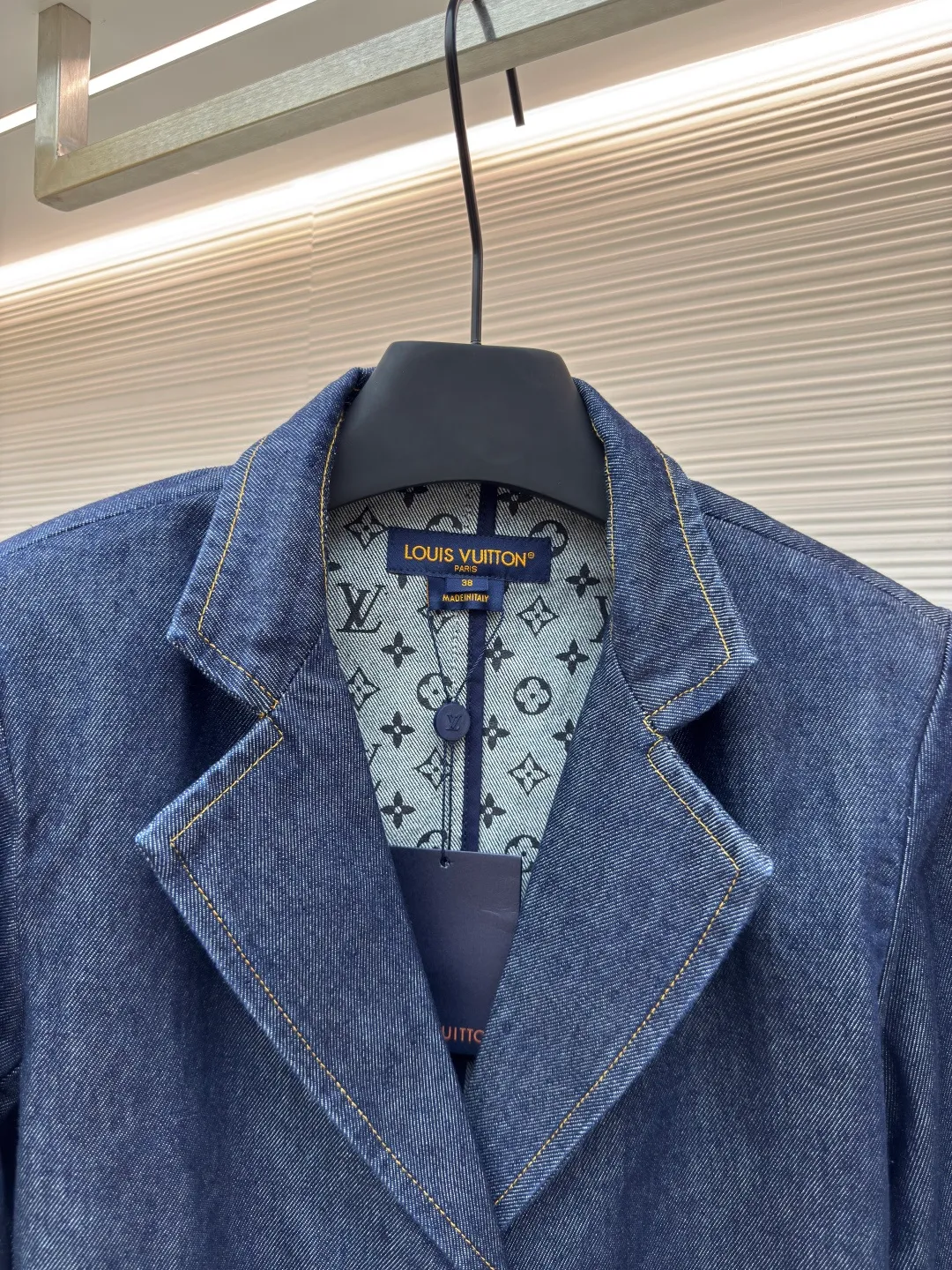 LOUIS VUITTON Dark blue logo cuffed denim jacket [Women's clothing] ●Authentic product: Purchased and developed by 18528 ●Item number: 1680635-B60 ●Fabric: Denim denim ●Technology: Made on positioning cutting machine ●Version: Fitted version ●Weight: about 860 grams ●Size: 36-38-40 ●Description: This mini shorts is cut with seasonal deep-washed denim to create a neat straight fit. Contrasting topstitching outlines the classic structural lines, and the cuffed trousers reveal the Monogram printed lining, upgrading your daily look. The overall wiring is straight and delicate, the fabric is comfortable and soft, and the color is consistent without color difference. It can be matched with the same style to create a fashionable look and control various occasions. Customized accessories, complete with three standards, same style for men and women!